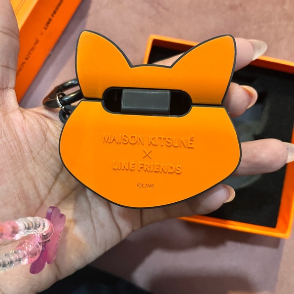 MAISON KITSUNE X LINE FRIENDS AIRPOD CASE - Picture 5 of 5